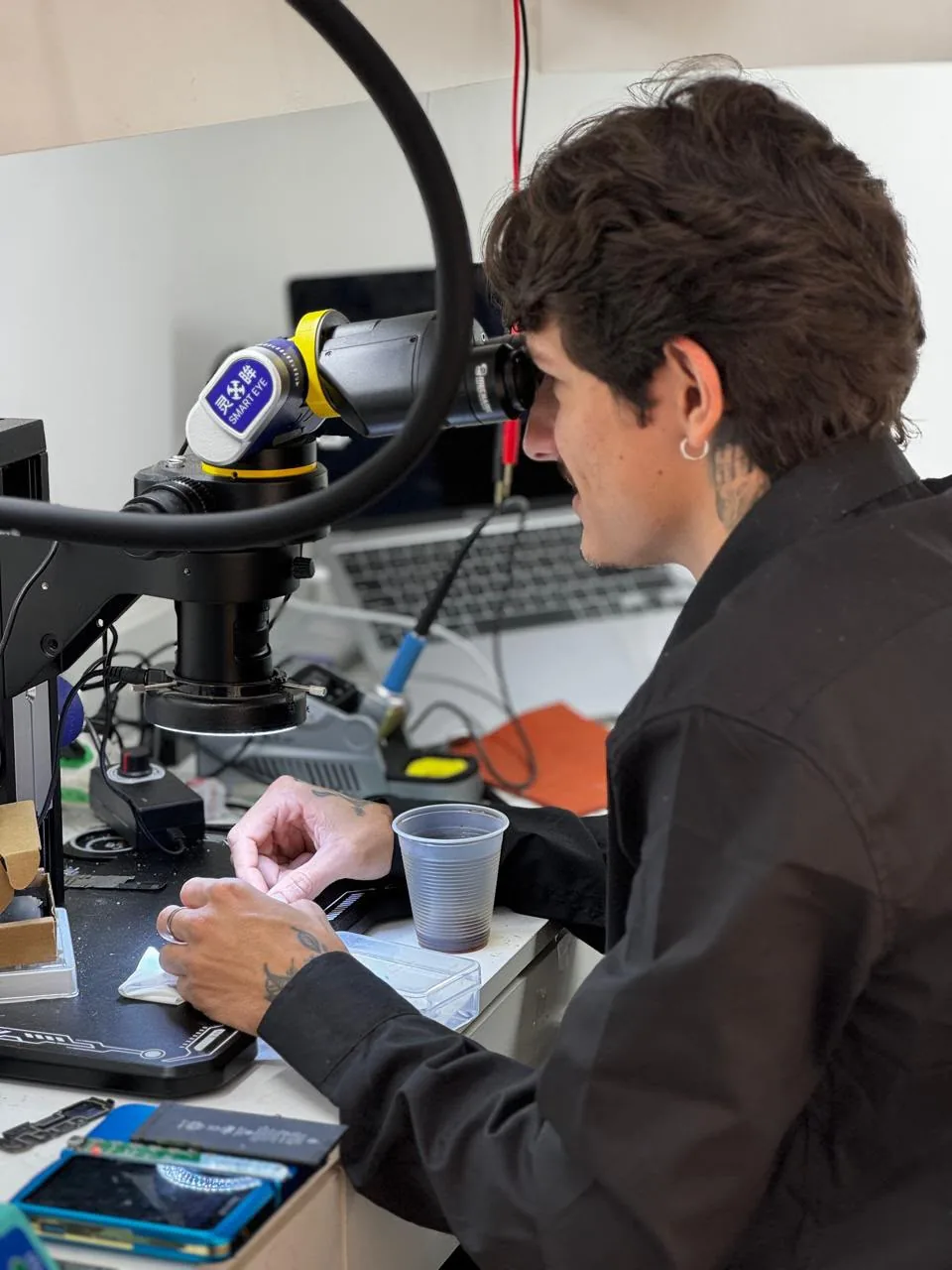 Técnico realizando reparo especializado em smartphone